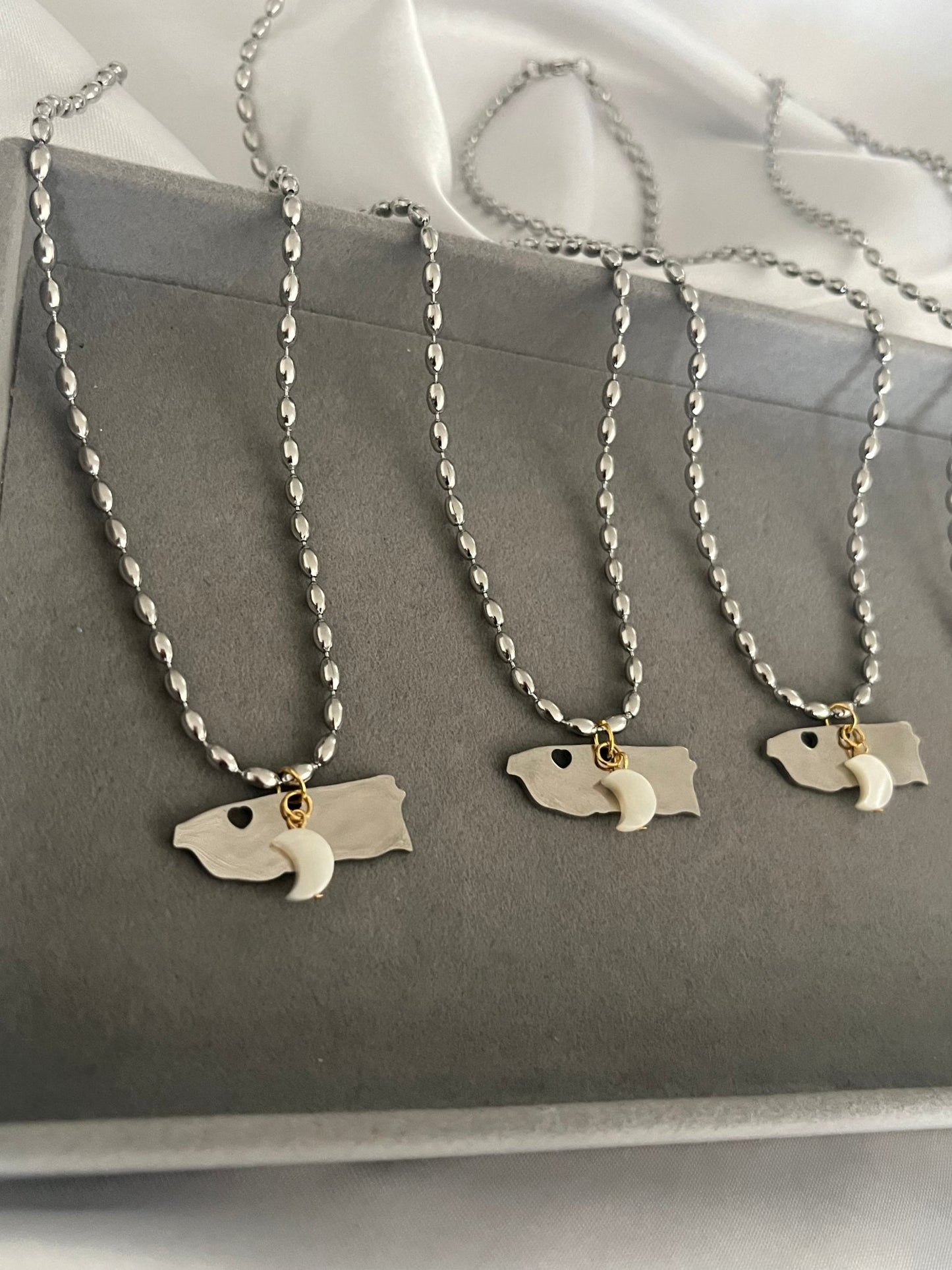 Boricua en la luna necklace - Dolché Jewelry