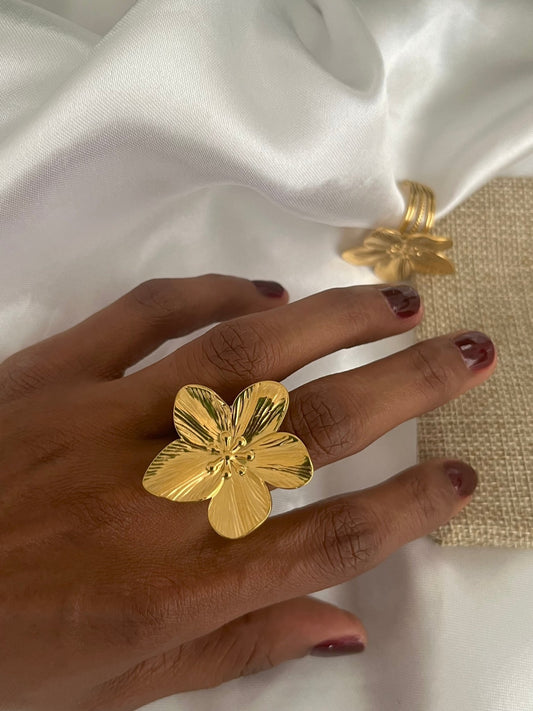Golden flower ring - Dolché Jewelry