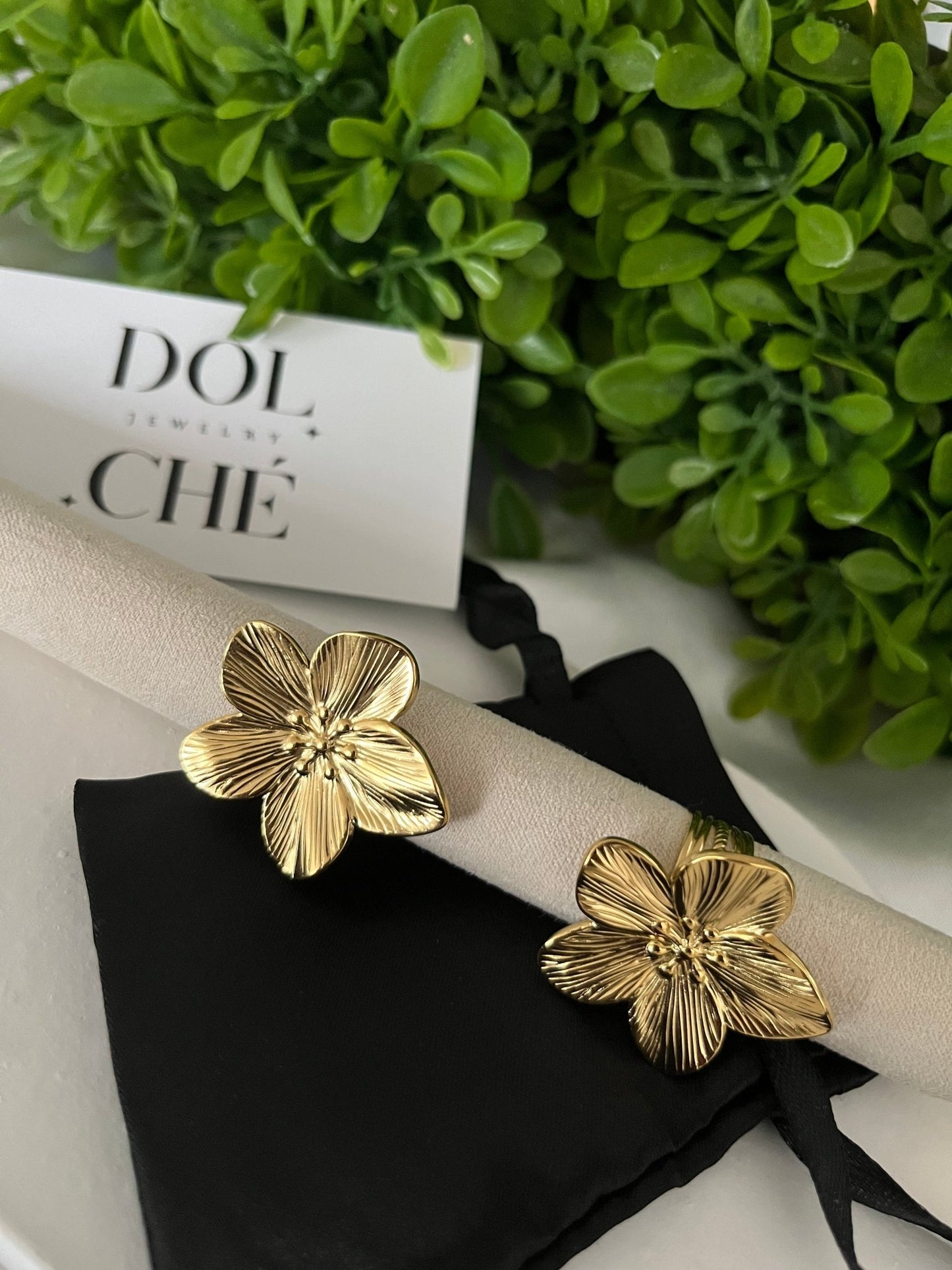 Golden flower ring - Dolché Jewelry