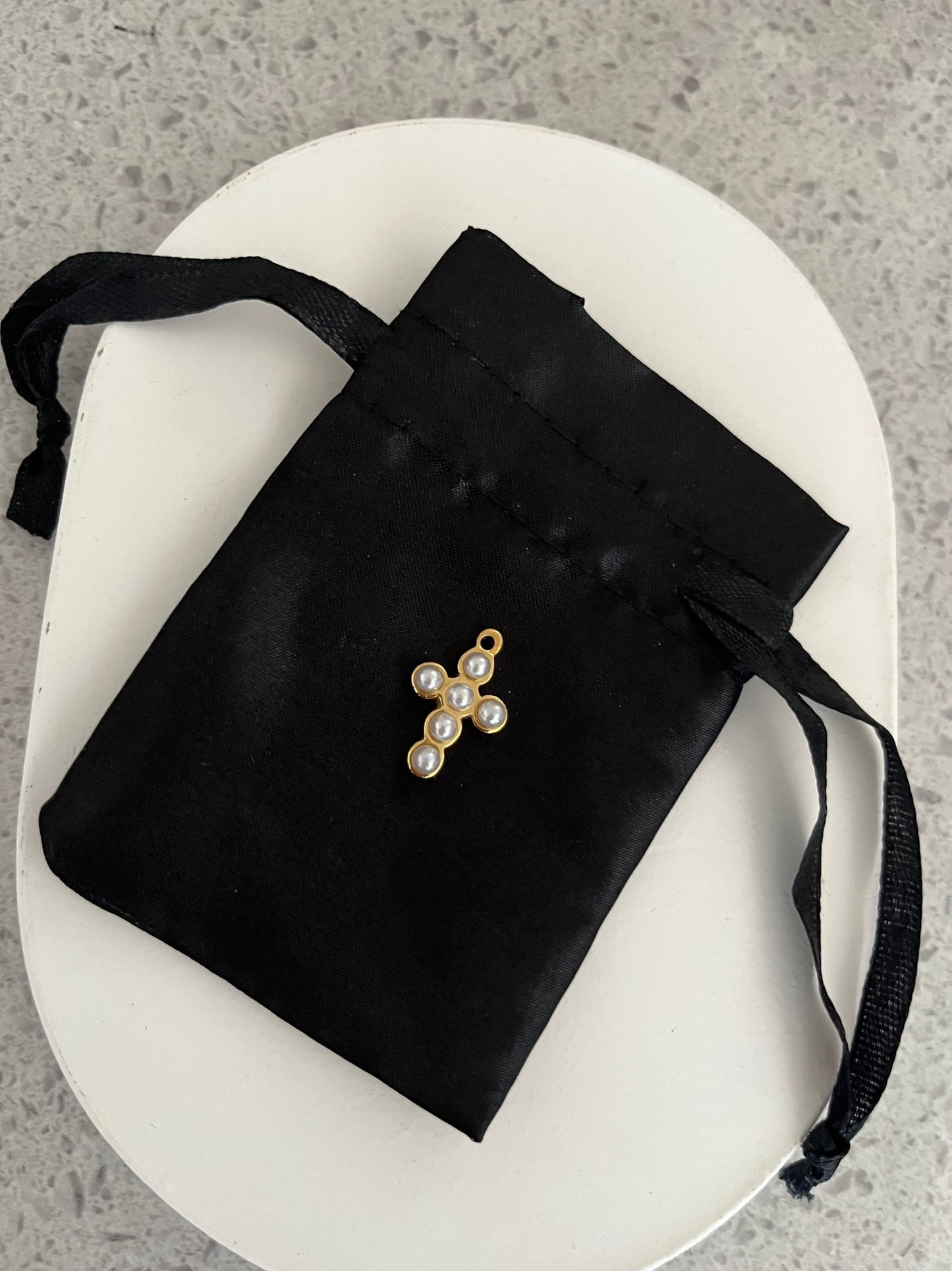 Perlas cross charm - Dolché Jewelry
