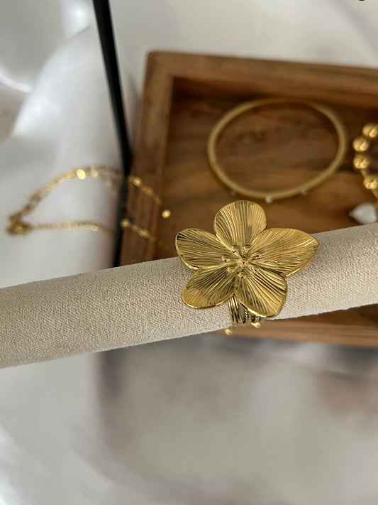 Golden flower ring - Dolché JewelryDolché Jewelry